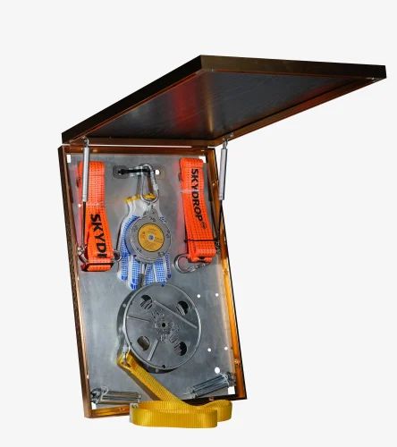 Open wall-mounted escape descender unit with harnesses and connectors