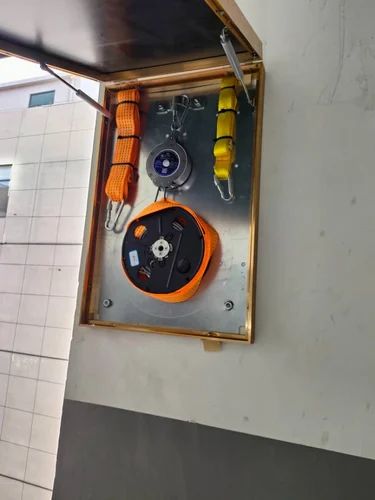 Escape descender system mounted on a wall